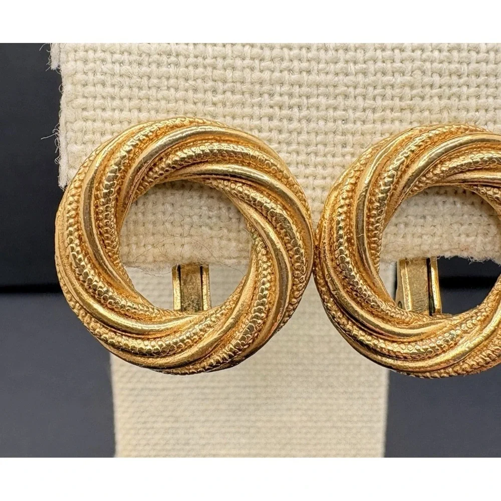 Vintage Crown Trifari Twisted Textured Gold Tone Open‎ Circle Clip on Earrings